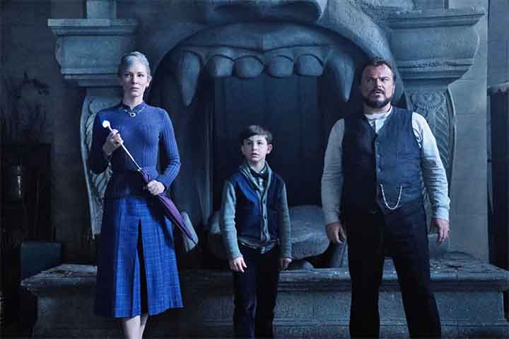 <p>Com direção de Eli Roth, conhecido por filmes de terror, o longa adota uma estética gótica e misteriosa, onde o grande destaque são os mecanismos do relógio escondido na casa. A presença de Jack Black e Cate Blanchett traz charme e leveza à narrativa.</p>
