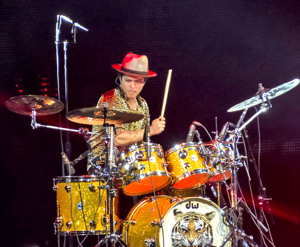 <p>O artista se consagrou não apenas como cantor, mas como músico de múltiplos talentos. Ele toca bateria, guitarra, violão, teclado, piano, percussão, baixo e gaita.</p><?php if (strpos(site('ds_site_link'), '/apostas') === false): ?>
    </div>

    <div class=