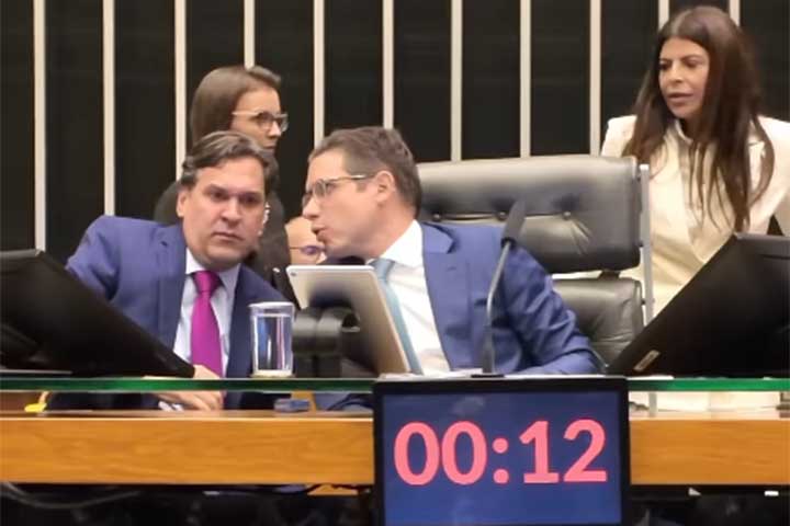 <p><span style=font-weight: 400;>Ao longo dos mandatos, Motta se caracterizou por um perfil conciliador, ganhando espaço em comissões estratégicas e se tornando uma figura recorrente nas negociações entre bancadas, o que contribuiu para sua eleição à presidência da Câmara. </span></p>
