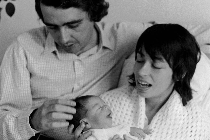 <p>Em 1967, Nara tem agenda de shows não somente no Brasil, mas também no exterior, desenvolvendo carreira na Europa. Neste ano, ela casou-se com o cineasta Cacá Diegues, com quem viria a ter dois filhos.</p>
