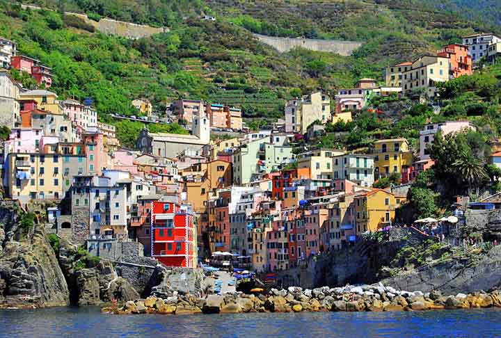 <p>Riomaggiore, Ligúria (Itália): Esta é uma encantadora vila localizada na região da Ligúria, Itália, e faz parte do famoso conjunto de aldeias conhecido como Cinque Terre.</p><?php if (strpos(site('ds_site_link'), '/apostas') === false): ?>

    </div>

    <div class=