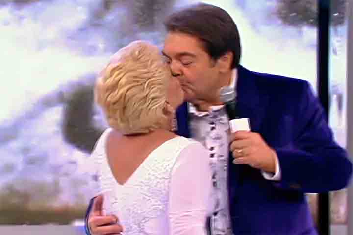 <p>Uma marca registrada da carreira de Hebe Camargo foi a tradição dos “selinhos” que dava em seus convidados.</p>
