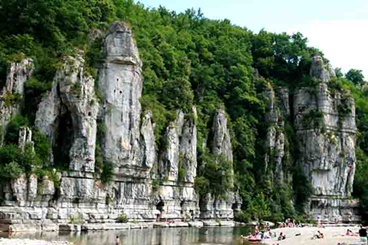 <p>Labeaume também é famosa por seus jardins suspensos, piscinas naturais de águas cristalinas e concertos ao ar livre durante o verão.</p><?php if (strpos(site('ds_site_link'), '/apostas') === false): ?>
    </div>
    <div class=