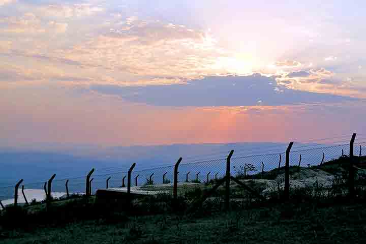 <p>Suas trilhas são utilizadas tanto por moradores quanto por visitantes que buscam um passeio em meio à natureza, com direito a formações rochosas e espécies de plantas que só ocorrem nesse tipo de ambiente.</p>
