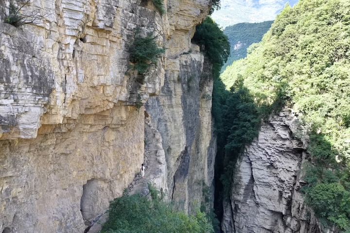 <p>Como a região tem um relevo extremamente acidentado, o caminho improvisado tornou-se vital para a sobrevivência da comunidade.</p><?php if (strpos(site('ds_site_link'), '/apostas') === false): ?>

    </div>

    <div class=