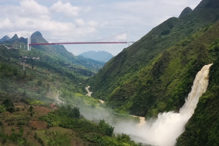 <p>Nos últimos anos, o governo tem investido em infraestrutura, como a construção de pontes e rodovias, para acelerar o desenvolvimento regional Guizhou.</p>

