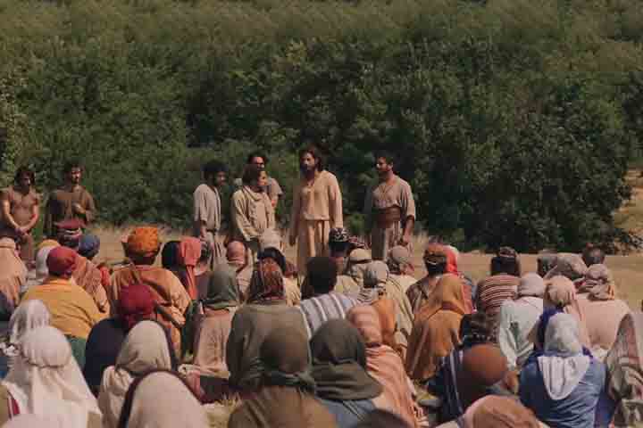 <p>Ambientada na Judeia e na Galileia do século I, a narrativa adota um viés distinto ao apresentar Jesus a partir do olhar das pessoas que estiveram ao seu redor, como discípulos, seguidores e personagens das parábolas.</p>
