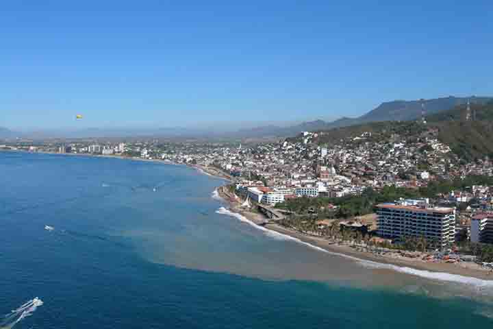 <p>Puerto Vallarta, Jalisco (México): Esta charmosa cidade litorânea localizada na costa do Pacífico mexicano é famosa por suas praias de águas cristalinas e montanhas verdes ao fundo.</p>
