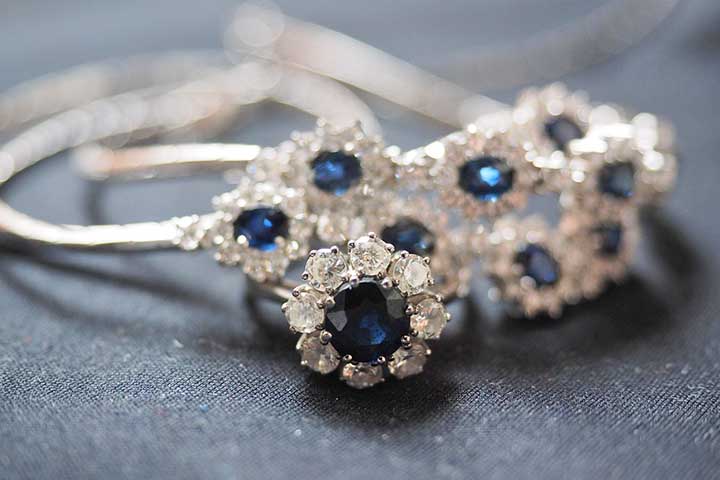 <p>Essa durabilidade a torna ideal não apenas para a alta joalheria, mas também para fins industriais, como vidros de relógios de luxo e componentes eletrônicos.</p>
