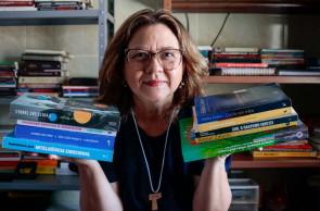 FORTALEZA, CEARÁ, BRASIL, 21-01-2026: Reportagem Economia sobre a campanha de Janeiro Branco, sobre saúde física e emocional conversa com Adriana Lucas, Professora aposentada. (Foto Samuel Setubal /O Povo)