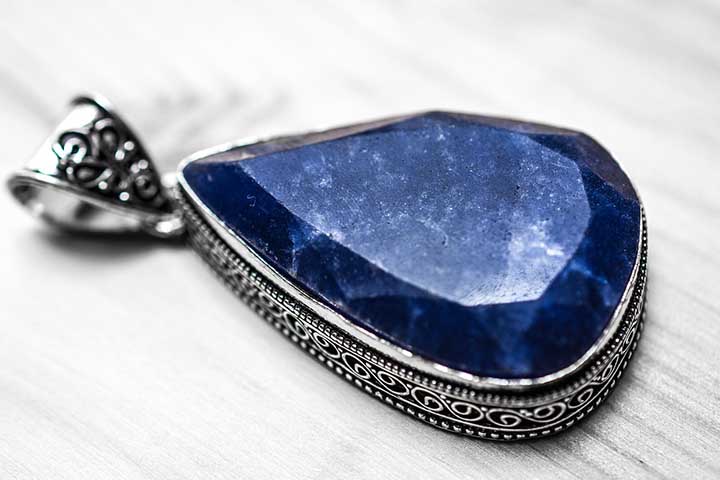 <p>Além da beleza, as safiras simbolizam sabedoria, realeza e proteção desde a Antiguidade.</p>
