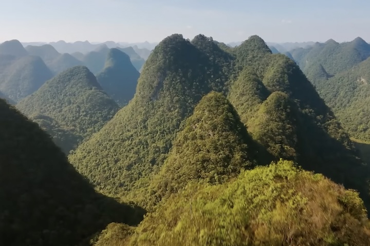 <p>A área é predominantemente montanhosa (cerca de 92,5% do território), caracterizada por vales profundos e cavernas de calcário.</p>
