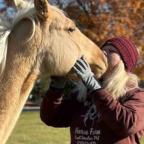 <p>Os resultados mostraram que os cavalos processam expressões de raiva principalmente pelo olho esquerdo, que envia informações ao hemisfério direito do cérebro, responsável por estímulos negativos.</p><?php if (strpos(site('ds_site_link'), '/apostas') === false): ?>
  </div>

  <div data-type=