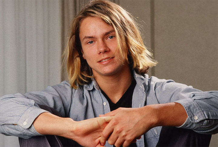 <p>O elenco inclui Wil Wheaton, River Phoenix, Corey Feldman e Jerry O’Connell. Phoenix, considerado um dos atores mais promissores de sua geração, morreu em 1993, aos 23 anos. Os demais seguiram carreiras principalmente na televisão, dublagem e produções independentes.</p>
