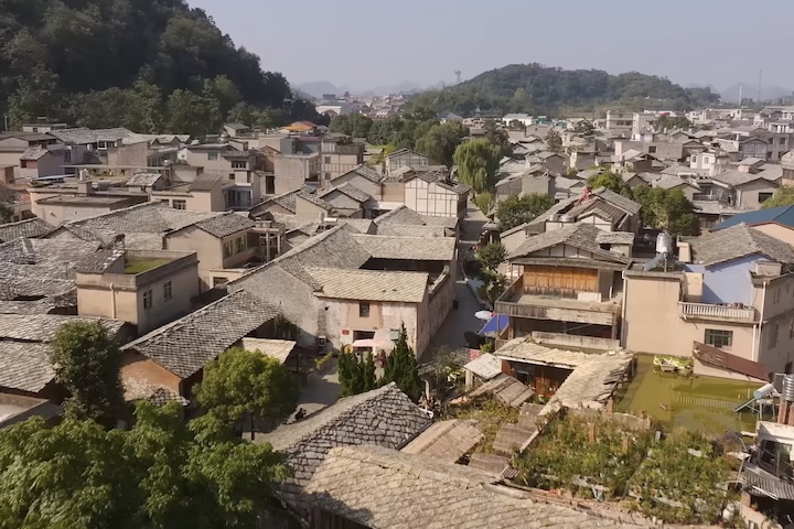 <p>Nessas aldeias, a vida é comunitária e baseada na agricultura, no cultivo de arroz em terraços e na criação de gado.</p>
