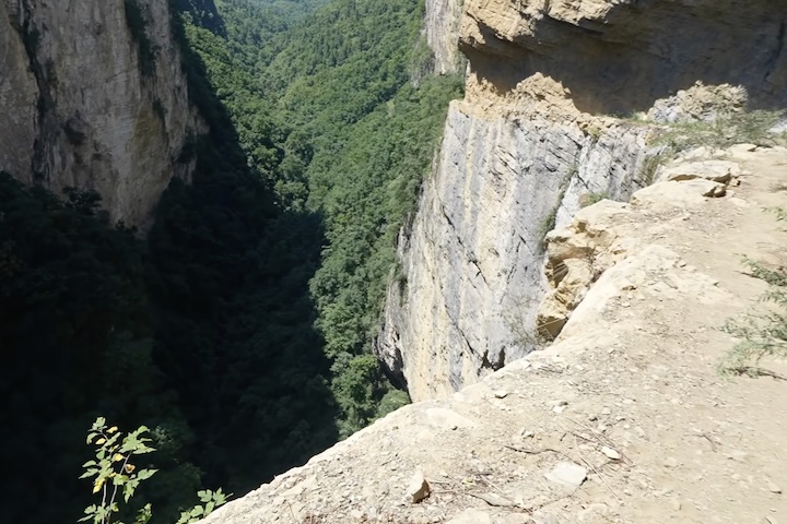 <p>Eles abriram um estreito canal direto na rocha que também funcionava como trilha e chegavam a trabalhar por horas suspensos sobre o abismo.</p><?php if (strpos(site('ds_site_link'), '/apostas') === false): ?>
  </div>

  <div data-type=