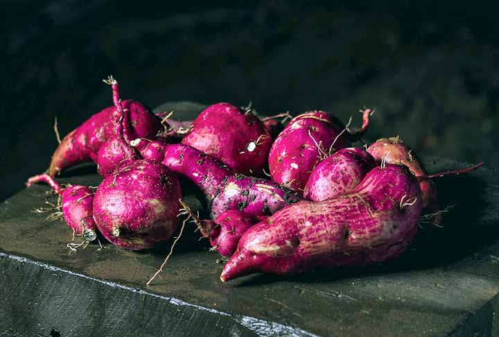 <p>Seja em pratos principais, assada, cozida ou até mesmo em sucos, a batata-doce é uma adição valiosa à dieta de qualquer pessoa que busca uma vida mais saudável.</p>
