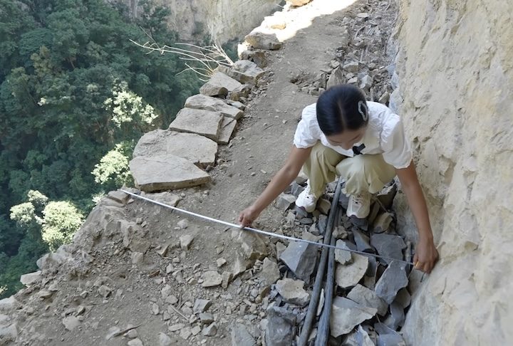 <p>A obra é considerada um feito da engenharia popular que desafia a gravidade, com trechos que tem impressionantes 40 cm de largura!</p><?php if (strpos(site('ds_site_link'), '/apostas') === false): ?>
    </div>
    <div class=