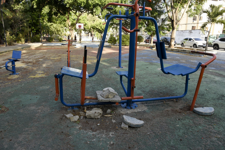 Os equipamentos da academia ao ar livre que permanecem no local est&atilde;o deteriorados