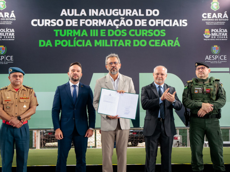 FORTALEZA, CEAR&Aacute;, BRASIL, 21-01-2026: Governador Elmando de Freitas inicia o Curso de Forma&ccedil;&atilde;o de Oficiais de mais 79 aprovados para a Pol&iacute;cia Militar na Academia Estadual de Seguran&ccedil;a P&uacute;blica (Aesp) (Foto Samuel Setubal /O Povo)