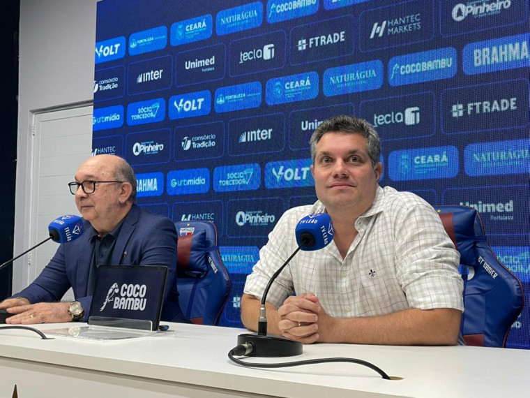 Bruno Cals (à direita), presidente do Conselho da SAF do Fortaleza, concedeu entrevista coletiva ao lado do presidente do clube, Rolim Machado