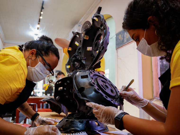 FORTALEZA, CE, BRASIL, 21-01-2026: Escola de Artes e Of&iacute;cios Thomaz Pompeu Sobrinho. Alunos est&atilde;o restaurando 15 esculturas do artista pl&aacute;stico Z&eacute; Pinto, iniciativa integra uma s&eacute;rie de a&ccedil;&otilde;es da Escola em homenagem ao centen&aacute;rio do artista. . (Foto: Aurelio Alves / Jornal O POVO)