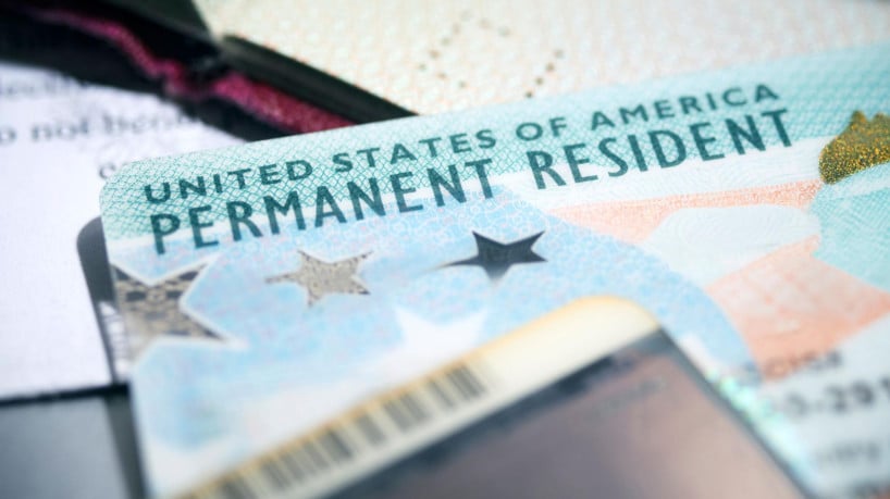 Medida congela o processamento de vistos permanentes para cidadãos de países considerados de 