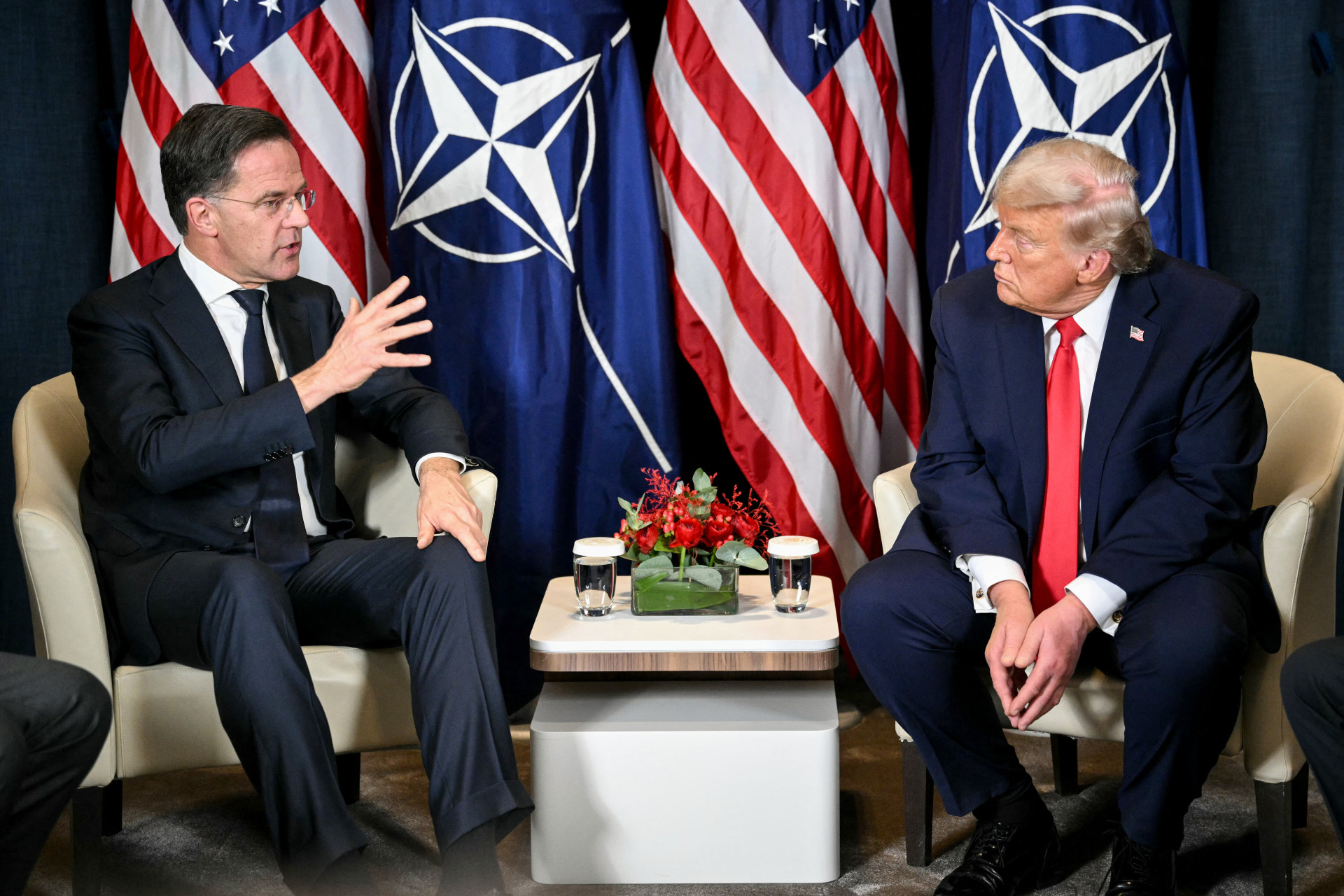 ￼DONALD Trump com o secretário-geral da Otan, Mark Rutte, em reunião em Davos (Foto:  MANDEL NGAN / AFP)