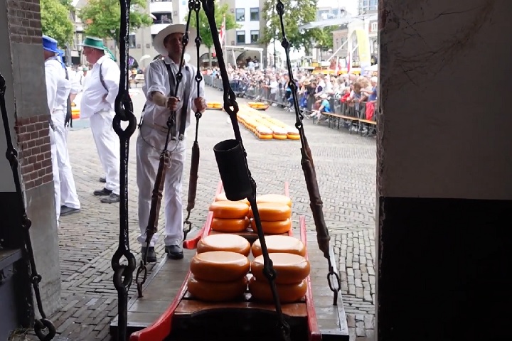 <p>Nessa praça, encontra-se o Waag, um edifício histórico do século 14, onde acontece a tradicional pesagem dos queijos Gouda.</p>
