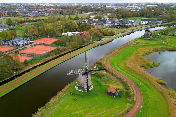 <p>Alkmaar é facilmente acessível a partir de Amsterdã, com uma viagem de trem que leva cerca de 40 minutos, o que a torna uma excelente opção para uma visita de um dia ou um ponto de parada em um roteiro maior pela Holanda.</p>
