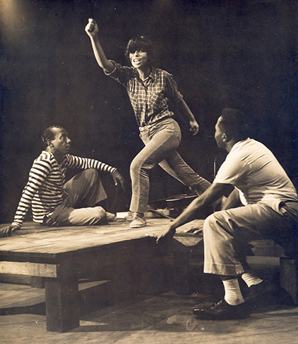 <p>Em 1964, estrelou o musical “Opinião”, de Augusto Boal, ao lado de Zé Ketti e João do Vale. No show, cantores contam as suas histórias, com música.</p><?php if (strpos(site('ds_site_link'), '/apostas') === false): ?>

    </div>

    <div class=