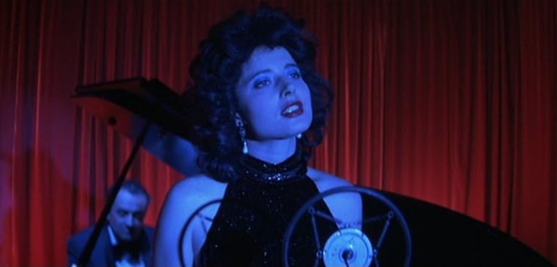 <p>Veludo Azul – Considerado um dos filmes mais emblemáticos de David Lynch, Veludo Azul completa 40 anos pouco tempo após a morte do cineasta. O longa acompanha Jeffrey Beaumont, um jovem universitário que retorna à cidade natal e encontra uma orelha humana decepada em um jardim.</p>
