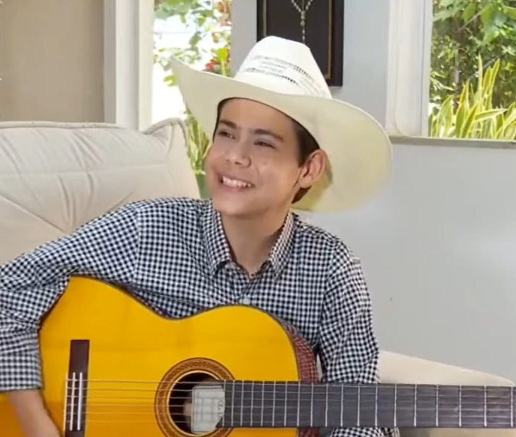 <p><span style=font-weight: 400;>Além da música e da atuação, o cantor mantém uma rotina equilibrada entre estudos e compromissos profissionais. De acordo com a mãe, ele é organizado e consegue conciliar as duas áreas.</span></p>
