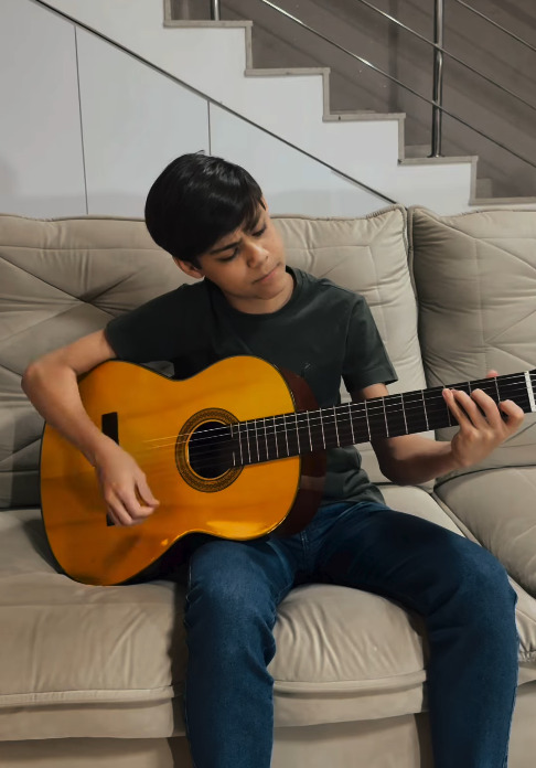 <p><span style=font-weight: 400;>Em uma nova fase de expansão da carreira, Rafael segue aprimorando os estudos de violão e viola.</span></p>
