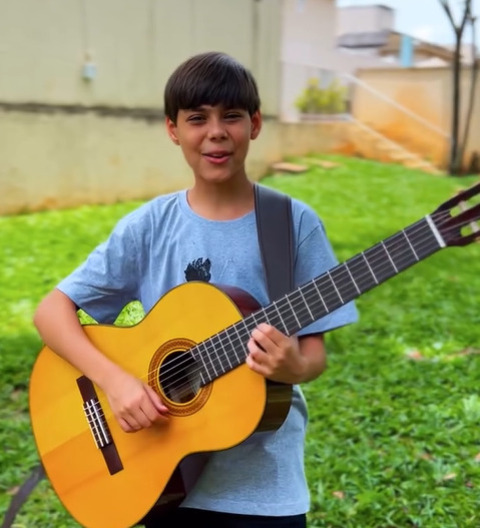 <p><span style=font-weight: 400;>Embora o sertanejo raiz, conhecido como “modão”, seja sua principal referência, o artista demonstra um gosto musical eclético, que vai da MPB de Djavan e Roberto Carlos ao rock clássico de Elvis Presley e The Beatles.</span></p>
