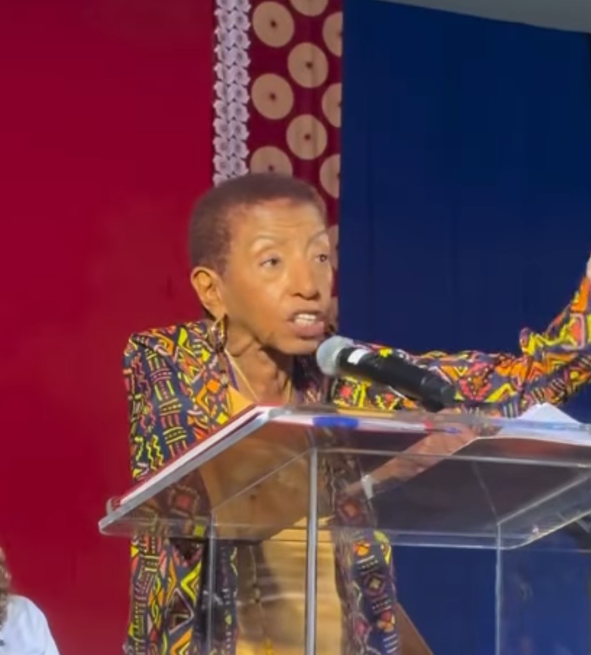 <p><span style=font-weight: 400;>Paralelamente à carreira artística, construiu uma trajetória política consistente. Filiou-se ao Partido Comunista do Brasil (PCdoB) em 2010, foi eleita deputada estadual por São Paulo no mesmo ano e reeleita em 2014, 2018 e 2022.</span></p>
