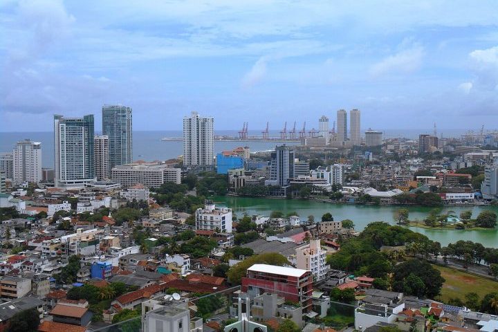 <p>Colombo é a maior cidade e o principal centro financeiro do país, enquanto Sri Jayawardenepura Kotte é a capital administrativa.</p>

