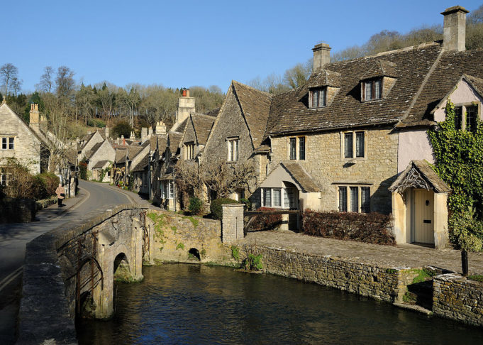 <p>Cotswolds, Gloucestershire (Inglaterra): Os Cotswolds são uma região rural no sudoeste da Inglaterra, conhecida por suas colinas verdejantes, vilarejos pitorescos e arquitetura em pedra calcária.</p><?php if (strpos(site('ds_site_link'), '/apostas') === false): ?>
</div>
<div data-type=