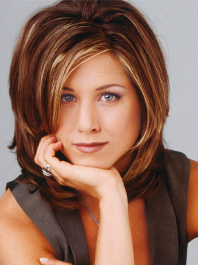 <p>Jennifer Aniston – Nascida em Los Angeles, California, em 11/2/1969, tem forte ascendência grega pelo pai, Yannis Anastassakis, cuja família veio da ilha de Creta. O sobrenome original foi mantido na história familiar antes de ser adaptado.</p><?php if (strpos(site('ds_site_link'), '/apostas') === false): ?>
    </div>

    <div class=