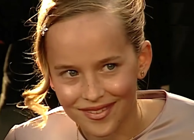 <p>Dakota Johnson estreou no cinema em 1999, no filme “Loucos do Alabama”, dirigido por Antonio Banderas, seu ex-padrasto.</p><?php if (strpos(site('ds_site_link'), '/apostas') === false): ?>
    </div>
    <div class=