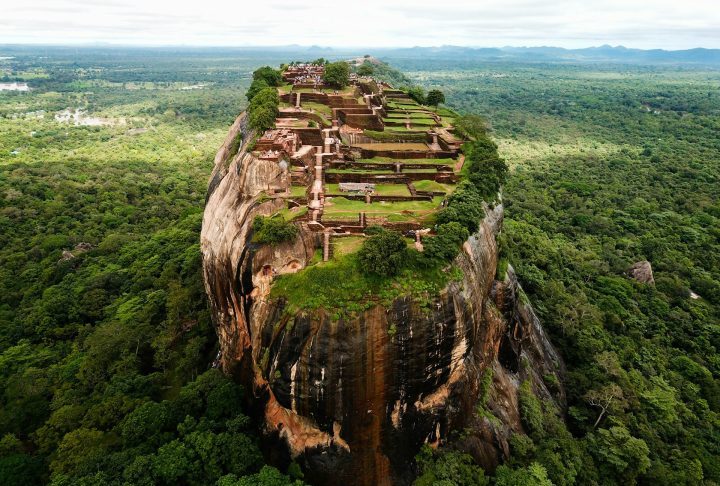 <p>Com uma história milenar que remonta a mais de 2.500 anos, a ilha abriga oito locais declarados Patrimônio Mundial pela UNESCO, incluindo a icônica Cidade Antiga de Sigiriya.</p>
