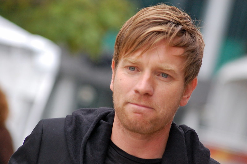 <p>Ewan McGregor – nascido em 31 de março de 1971, em Perth, Escócia. Conhecido por “Moulin Rouge!” e por interpretar Obi-Wan Kenobi em “Star Wars”.</p>
