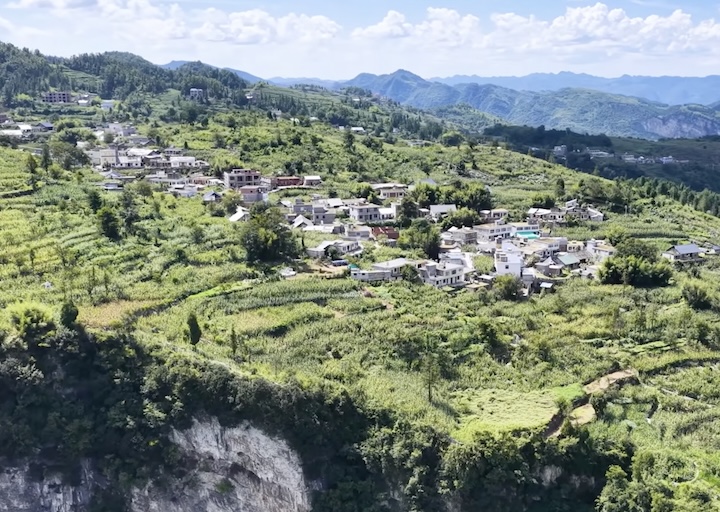 <p>A província está localizada no sudoeste da China e tem uma população de cerca de 38,6 milhões habitantes.</p>

