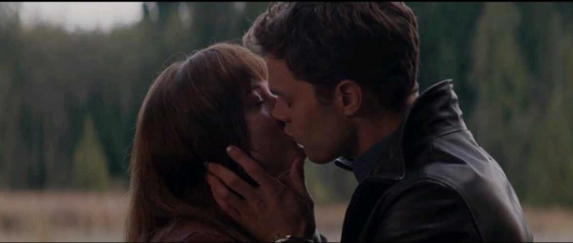 <p>O enredo acompanha a relação entre Anastasia Steele, uma jovem estudante de literatura, e Christian Grey, um bilionário misterioso e controlador. Anastasia se vê envolvida em um romance intenso e complexo, que mistura paixão e poder.</p><?php if (strpos(site('ds_site_link'), '/apostas') === false): ?>

    </div>

    <div class=