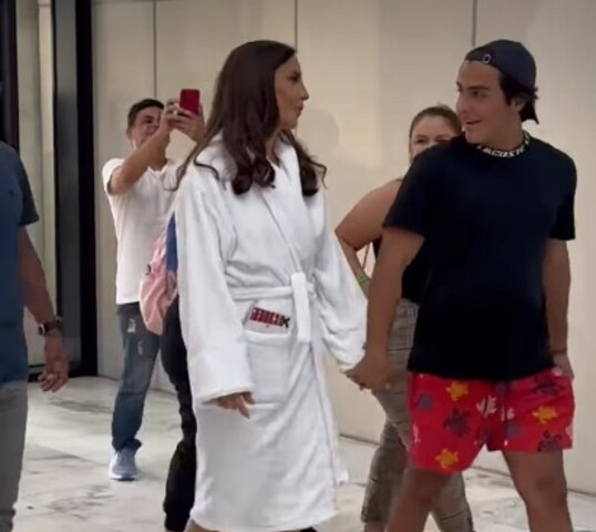 <p>A cantora Ivete Sangalo chamou atenção ao surgir de roupão de banho no Aeroporto Internacional de Guarulhos, após se apresentar no Festival Estação Verão, em Praia Grande, no litoral de São Paulo.</p>
