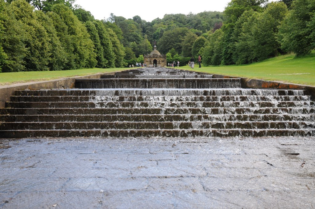<p>O jardim da residência do Duque de Devonshire é histórico, pois reúne itens de seis diferentes séculos. A estufa com espécies estrangeiras e a extensa cascata (foto) são detalhes realçados neste recinto da mansão.</p>
