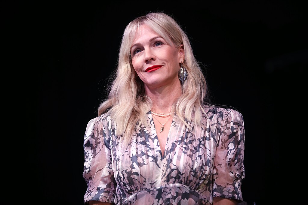 <p>Jennie Garth – atriz conhecida pela série “Barrados no Baile”, revelou ter sido diagnosticada com osteoartrite ainda na meia-idade. Ela já relatou que a doença afetou articulações como quadris e joelhos, exigindo mudanças na rotina e tratamentos para controle da dor e da mobilidade.</p><?php if (strpos(site('ds_site_link'), '/apostas') === false): ?>

    </div>

    <div class=