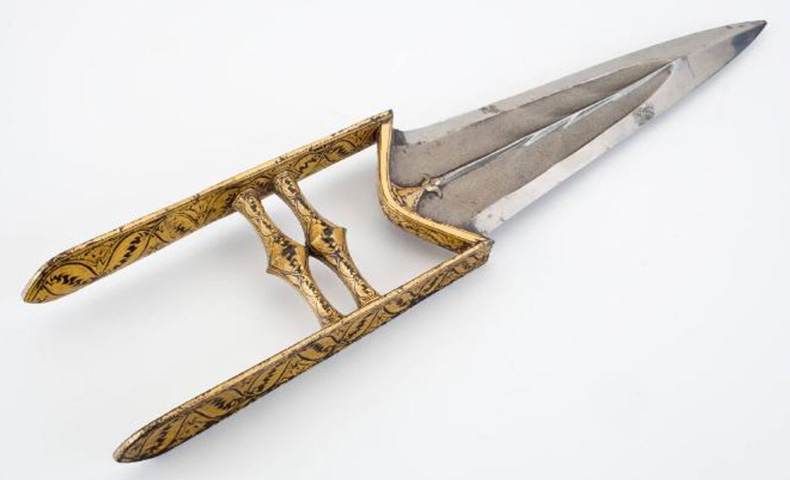 <p>A arma permitia que o usuário matasse suas vítimas rapidamente, com precisão e sem alvoroço. Também tinha eficiência para perfurar armaduras</p><?php if (strpos(site('ds_site_link'), '/apostas') === false): ?>

    </div>

    <div class=