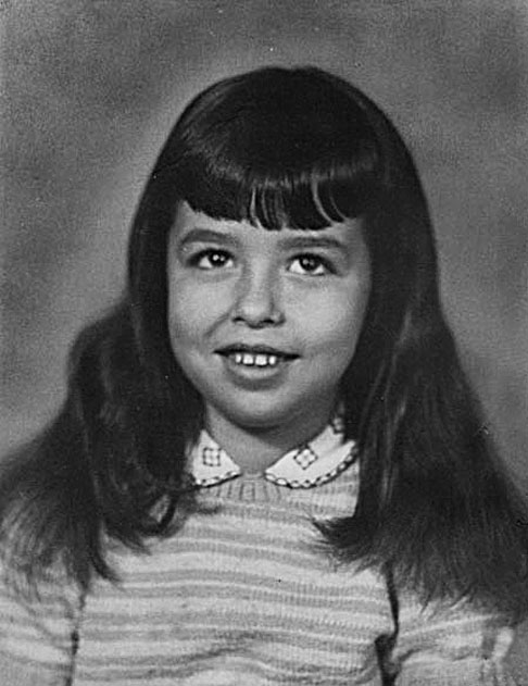 <p>Nara viria a ser uma típica carioca, chegando ao Rio com 1 ano de idade. Ainda criança, Nara teve aulas particulares de violão. E gostou tanto que, na adolescência, ingressou na academia de Carlos Lyra e Roberto Menescal.</p><?php if (strpos(site('ds_site_link'), '/apostas') === false): ?>
  </div>

  <div data-type=