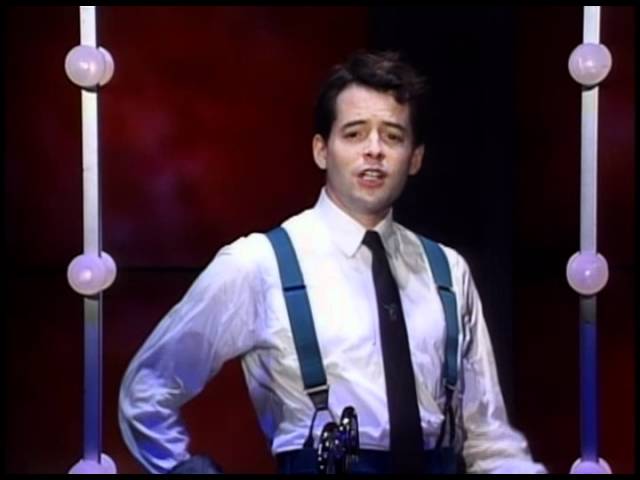 <p>Paralelamente, manteve forte presença na Broadway. Em 1995, venceu seu segundo Tony Award com o musical “Como Ter Sucesso nos Negócios sem se Esforçar Muito”, no qual interpretou J. Pierrepont Finch, um funcionário que ascende rapidamente dentro de uma grande empresa.</p>
